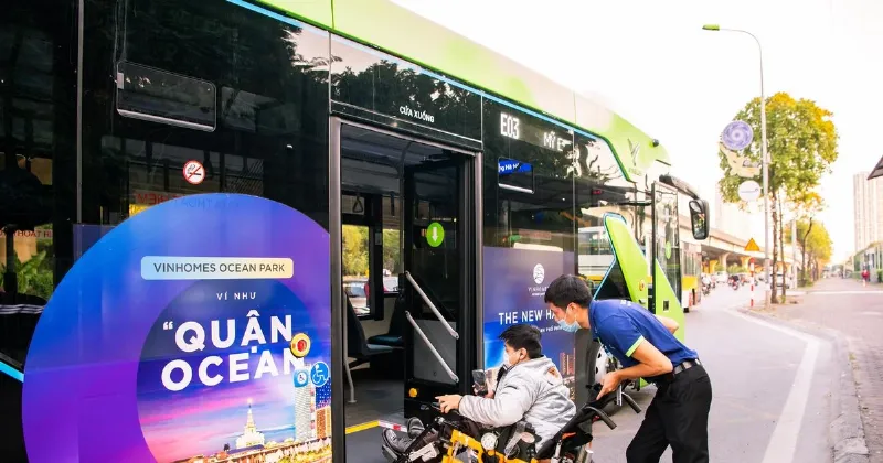 Hinh anh xe buyt dien e03 Vinfast dang chay tren duong pho do thi Vietnam, the hien phuong tien xanh